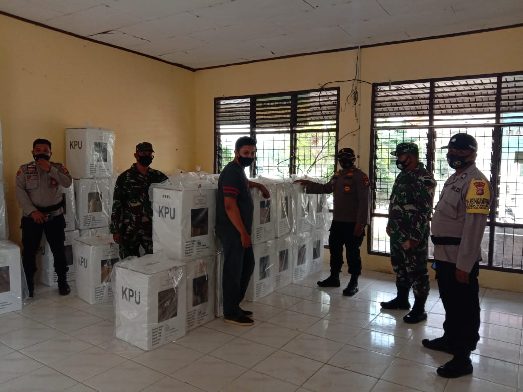 Kapolsek Kerumutan Cek Pengamanan di Tempat Penyimpanan Logistik Kotak Suara di Kantor PPK