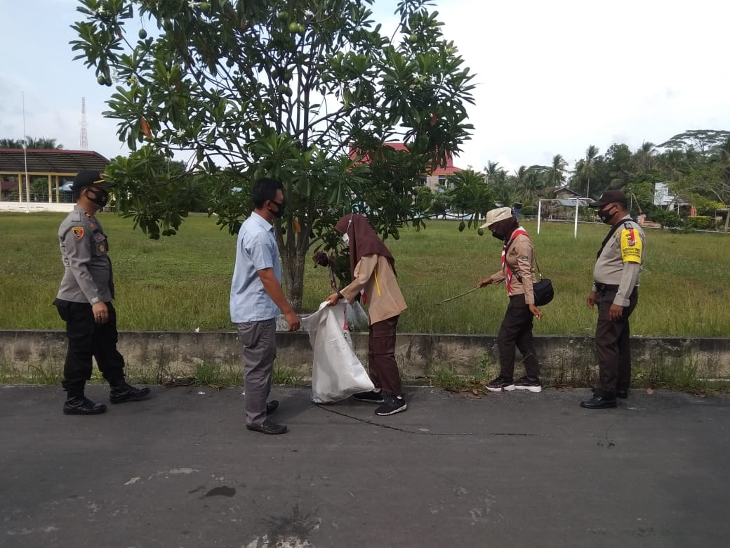 Polsek Kuala Kampar Bersama Pramuka Lakukan Gotong Royong