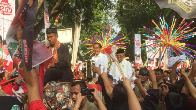 Diarak Naik Delman, Jokowi-Ma'ruf Kampanye Bagi-bagi Kaus