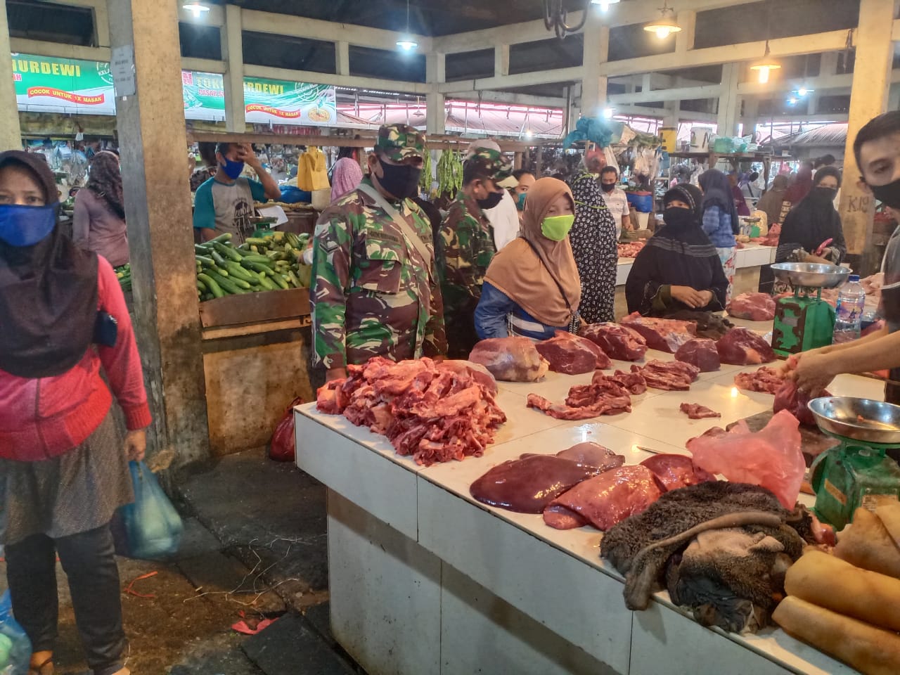 Babinsa Melakukan Komsos di Pasar Ullul Albab Desa Tanah Merah