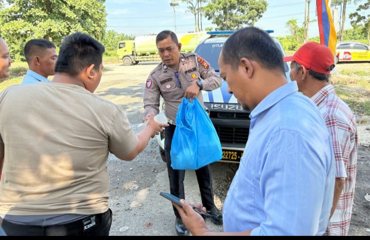 Jumat Barokah Ditlantas Polda Riau: Berbagi, Mengedukasi, dan Menguatkan Kebersamaan Menjelang Operasi Zebra Lancang Kuning 2025