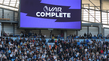 Wasit Liga Inggris Tolak Pantau Monitor VAR