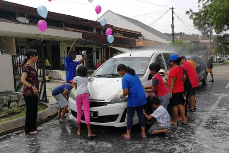 Bantu Bayar Utang Negara, Anak-anak di Malaysia Buka Usaha Cuci Mobil