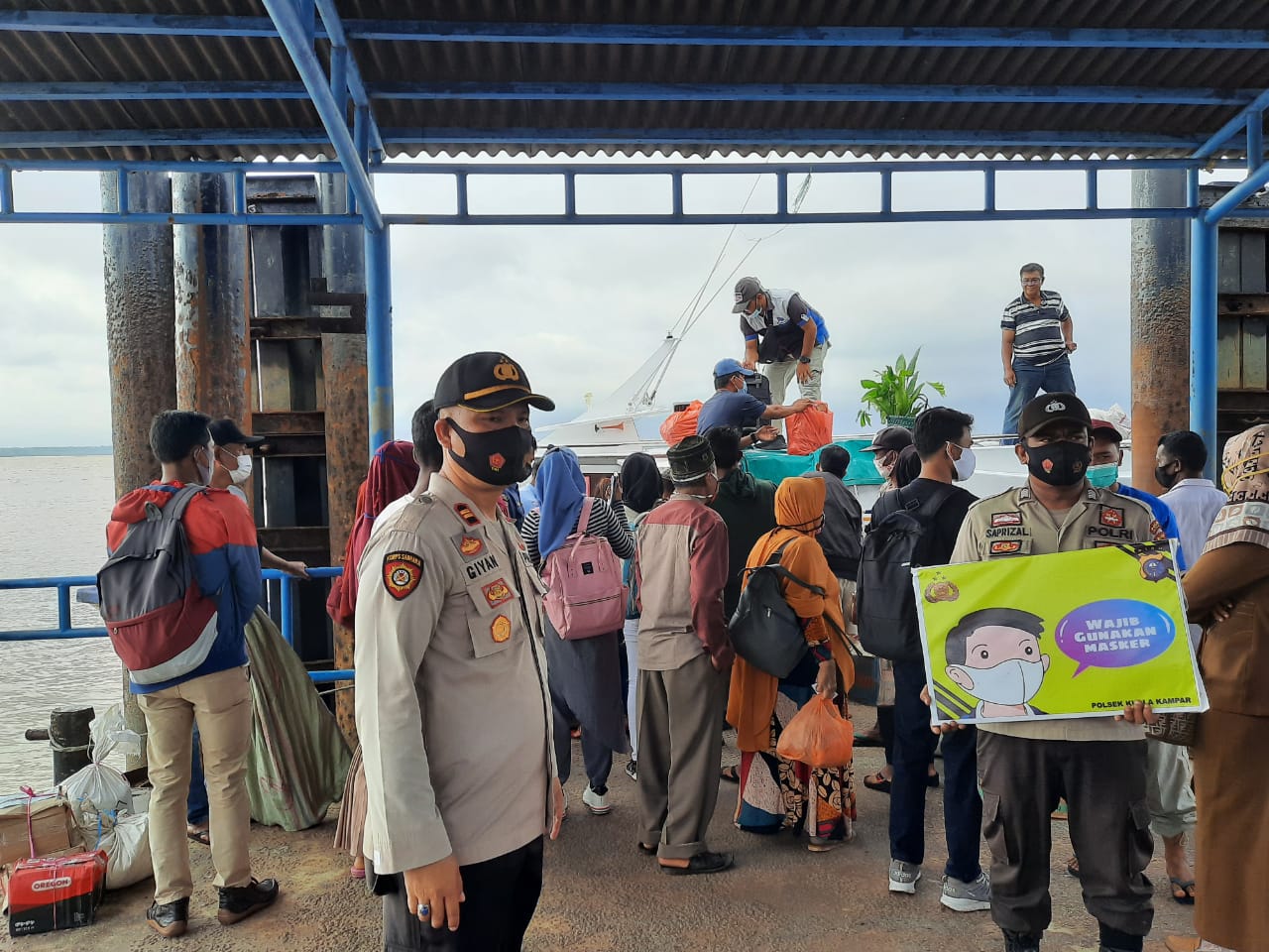 Personel Polsek Kuala Kampar Sosialisasikan Protokol Kesehatan di Pelabuhan Penyalai