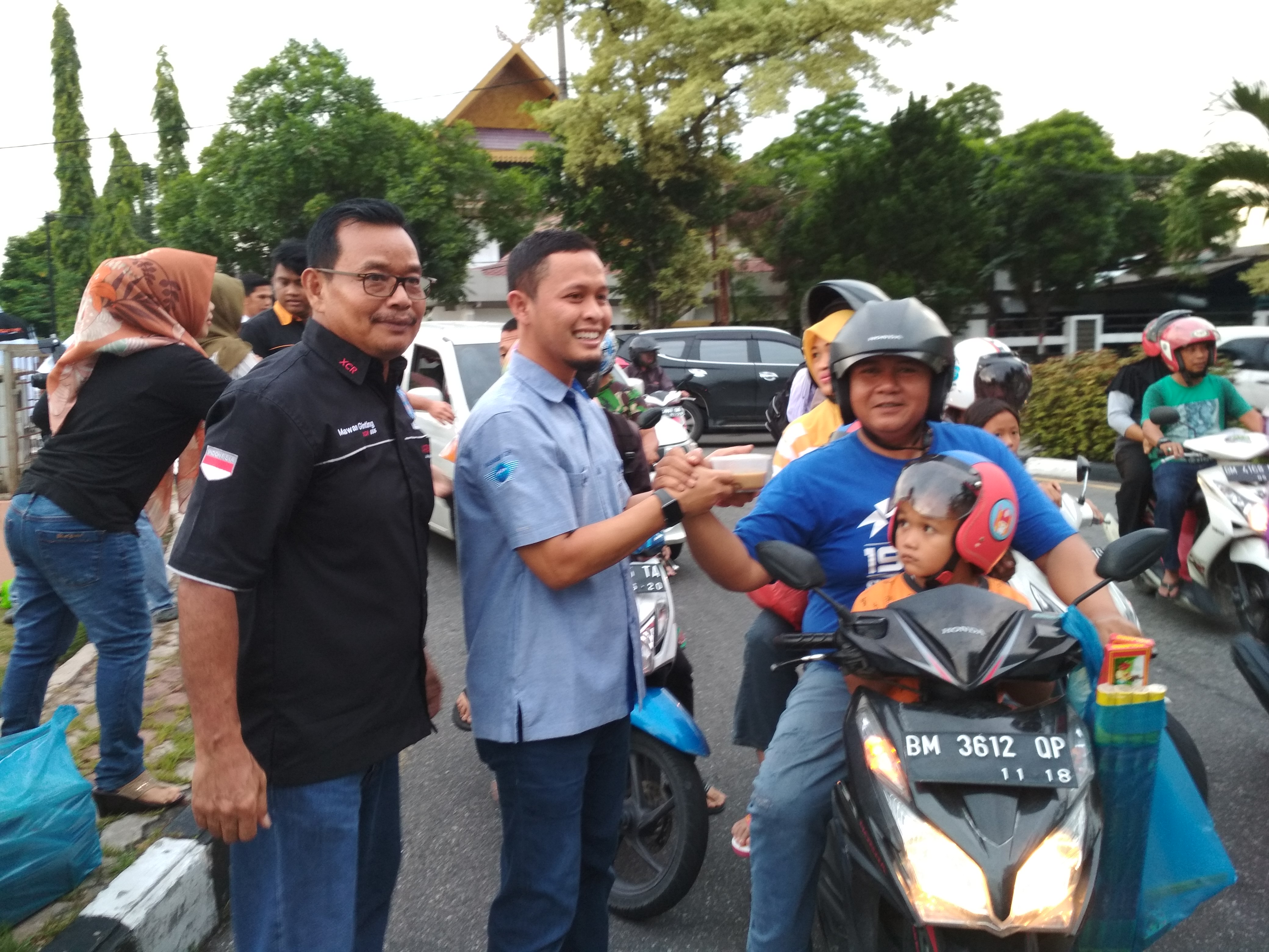 Pengprov IMI Riau Bersama Ribuan Member Komunitas Mobil Bagi-bagi Takjil di Tugu Keris Pekanbaru