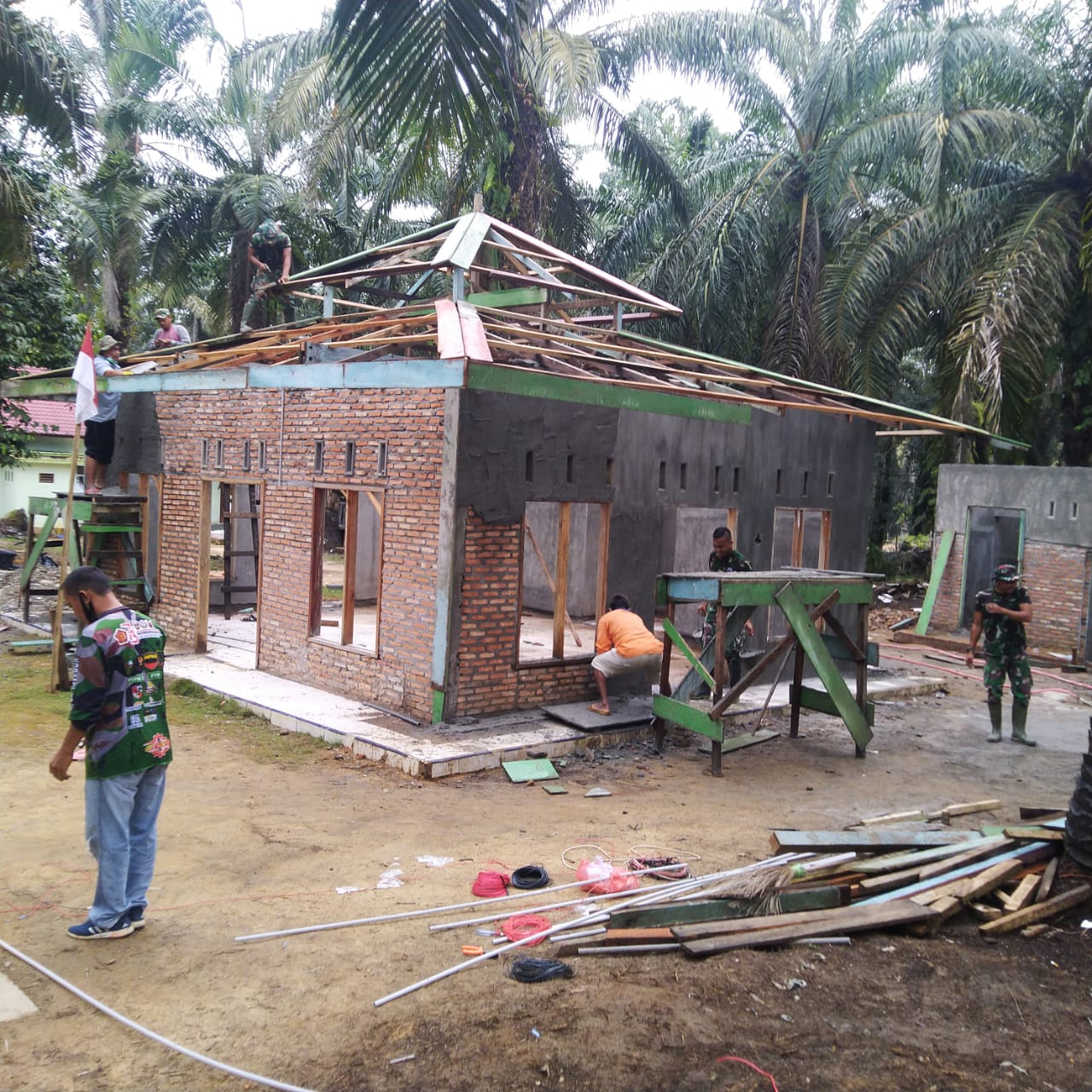 Pembangunan Musholla Terus di Gesa, Kini Masuki Tahap Pemasangan Instalasi Listrik