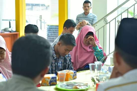 Di Hari Aspirasi PKS, Ibu Guru ini Menangis Cerita kan Kondisi Muridnya