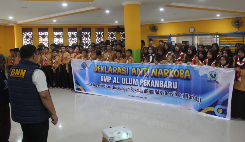 Gencar, BNN Pekanbaru Sosialisasi, Edukasi dan Deklarasi Anti Narkoba Bersama Ratusan Siswa SMP Al-Ulum