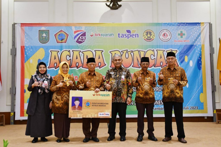 HUT ke-61, PWRI Riau Terima Kado KTA e-Money BRK Syariah