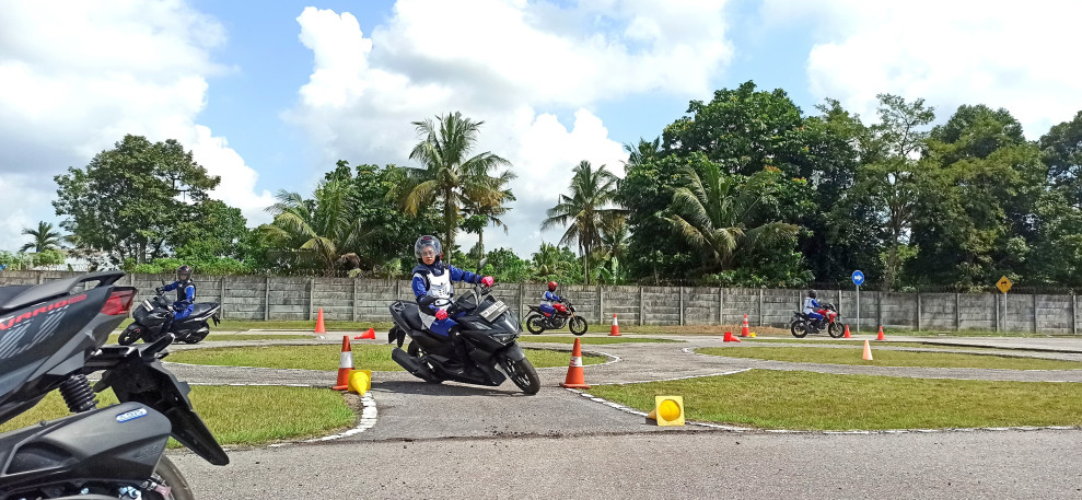 Cari Aman dengan Ban Bertapak Lebar