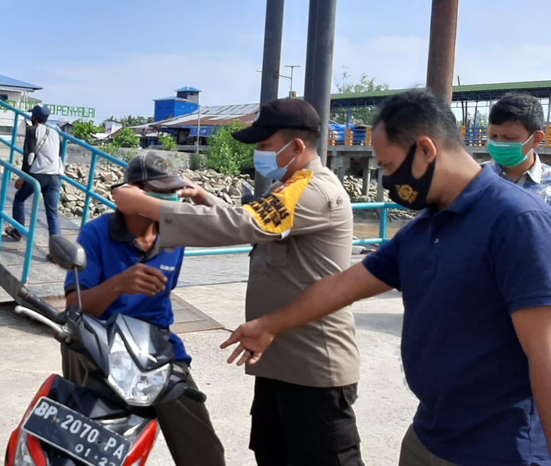 Cegah Covid-19, Polsek Kuala Kampar Bagikan Masker di Pelabuhan Teluk Dalam