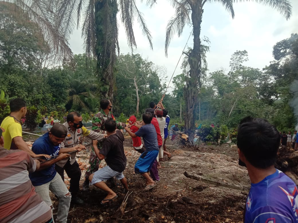 Bhabinkamtibmas Desa Kiyab Jaya dan Masyarakat Laksanakan Gotong Royong di TPU