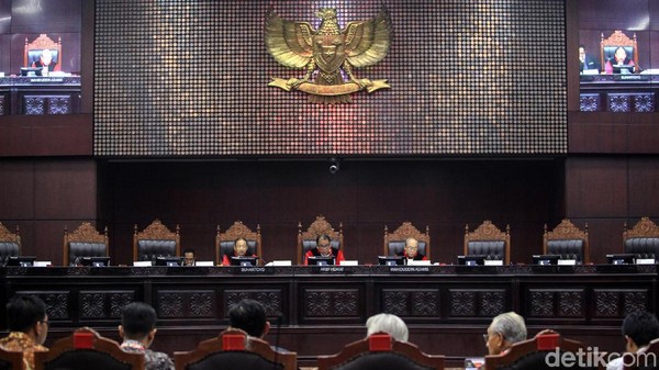 Hakim ke Ahli: MK Tak Dilibatkan DPR Bahas UU Mahkamah Konstitusi