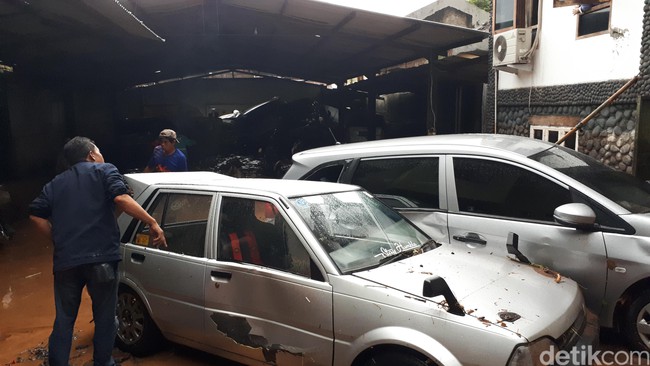 Ngeri! Banjir Bandang di Kota Bandung Rusak Kendaraan dan Bangunan