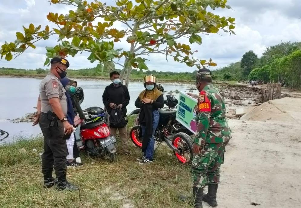 Polsek Teluk Meranti Bersama TNI Pantau Penerapan Prokes di Pantai Ogis