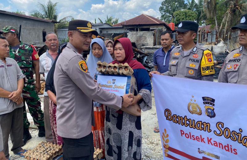 Polsek Kandis Salurkan Bantuan Sembako untuk Korban Kebakaran di Kelurahan Telaga Sam Sam