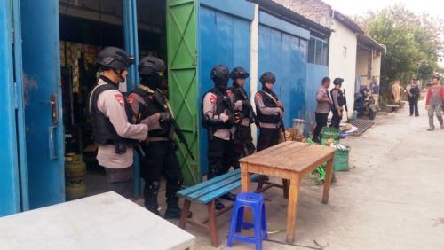 Densus 88 Amankan Terduga Teroris Jaringan JAD di Karanganyar