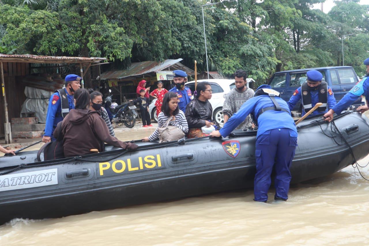 Ditpolair Polda Riau Turunkan Tim Evakuasi Warga Terdampak Banjir.