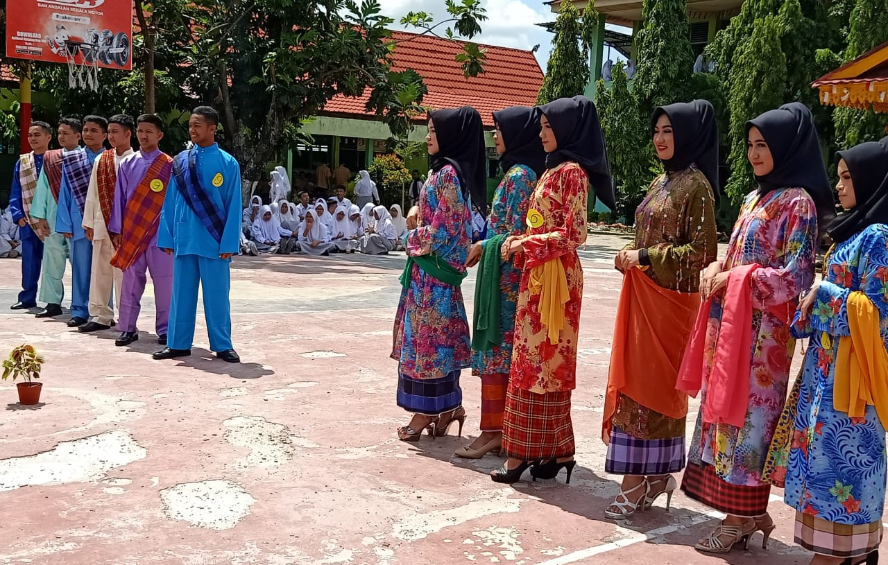 Pemilihan Duta Sekolah, Rangking 1 dan Hias Buah Semangka Warnai HGN di SMAN 10 Pekanbaru