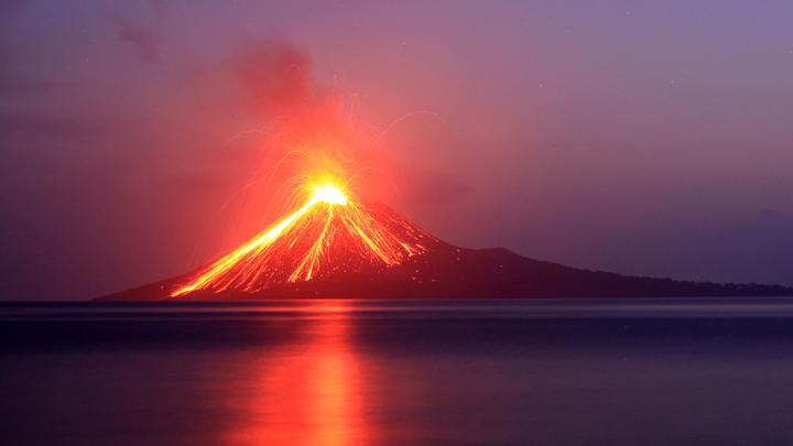 Gunung Anak Krakatau Lontarkan Lava Pijar, Terdengar Dentuman