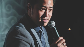 Pandji Promo Tur Stand Up Comedy dengan 'Sindir' Pose OK OCE