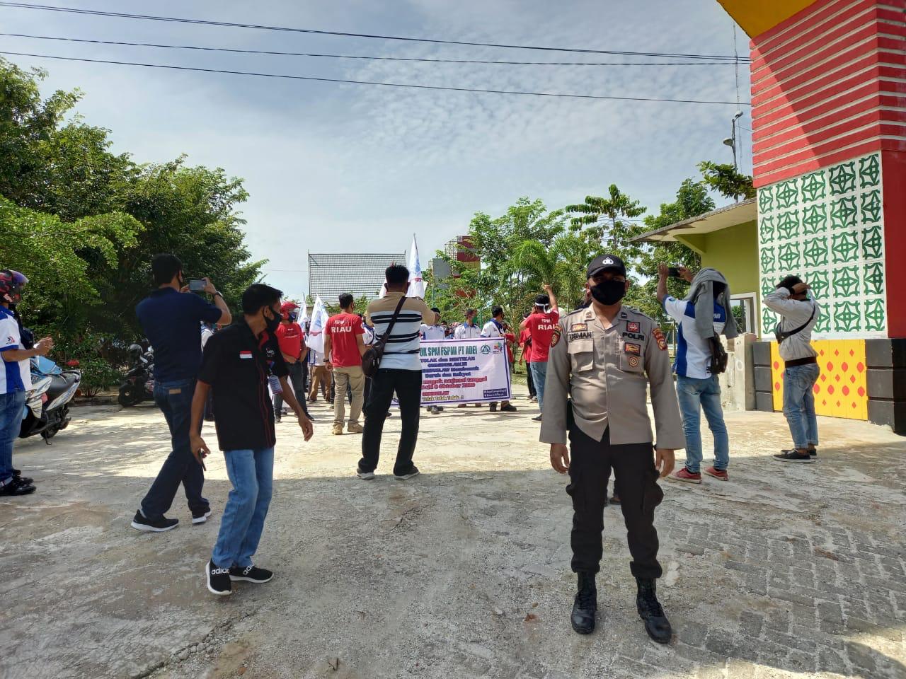 Polres Pelalawan dan Polsek Pangkalan Kerinci Turunkan 100 Personel Amankan Unjuk Rasa di DPRD