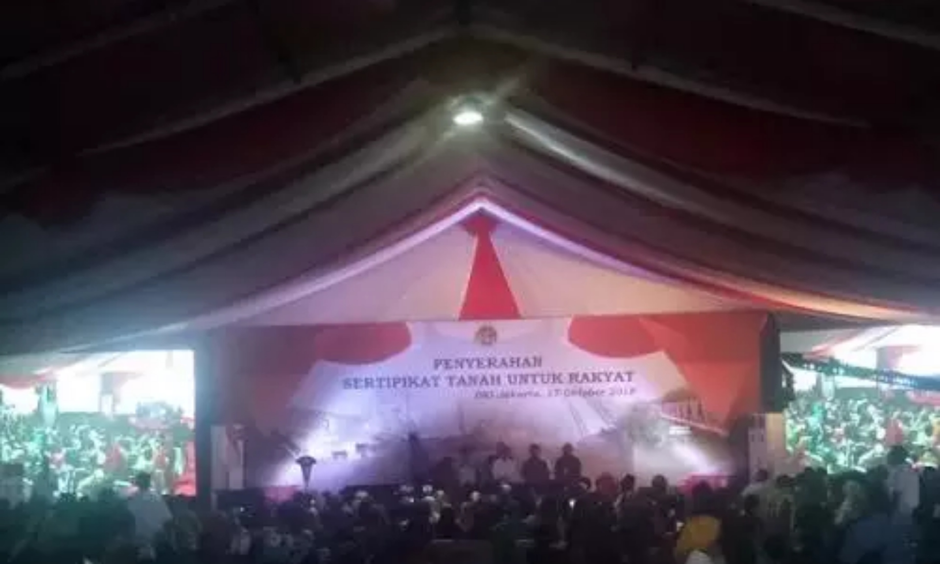 Bagikan Sertifikat Tanah, Jokowi Kembali Tegaskan Dirinya Bukan PKI