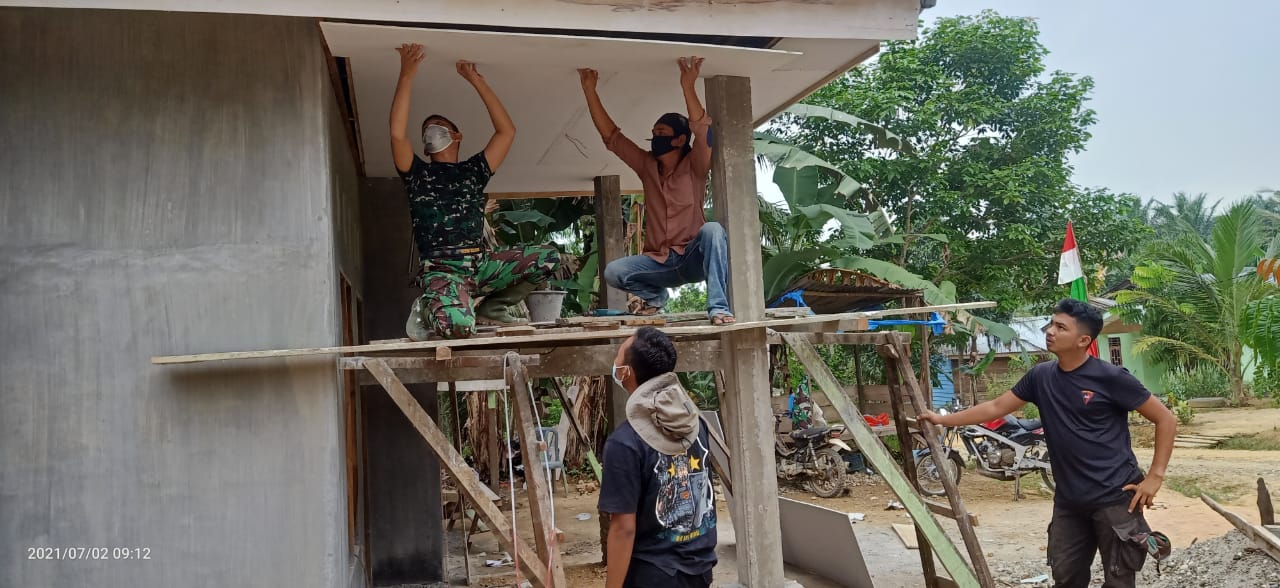 TNI dan Warga Kembali Goro Bangun Rumah Bu Dede Angraini