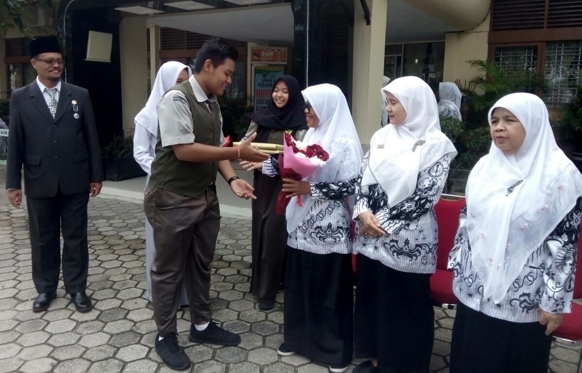 Spesial, Tiga Guru SMAN 5 yang Purna Bakti Dilepas Saat Hardiknas