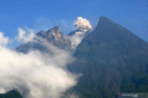 Gunung Merapi Luncurkan Dua Guguran Lava Pijar Sejauh 500-600 Meter