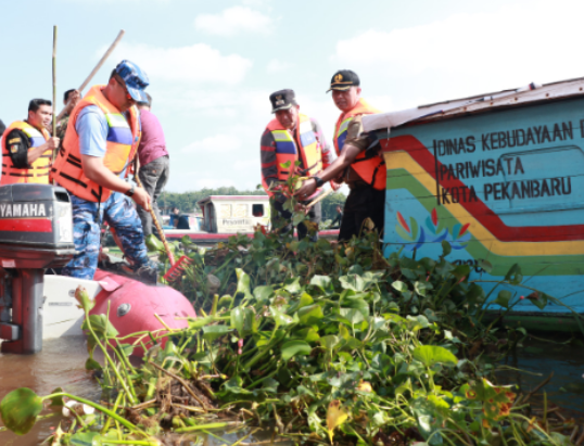 Walikota Gelar Aksi Bersih Sungai Siak Bersama Ratusan Warga 
