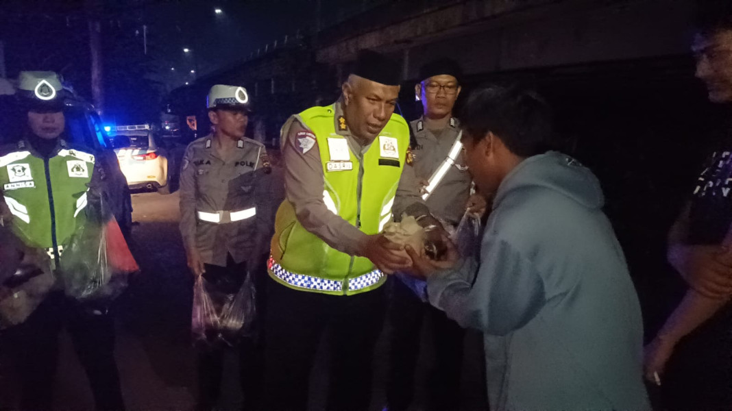 Tim Sahur On The Road Ditlantas Polda Riau Sambangi Masyarakat di Pengungsian