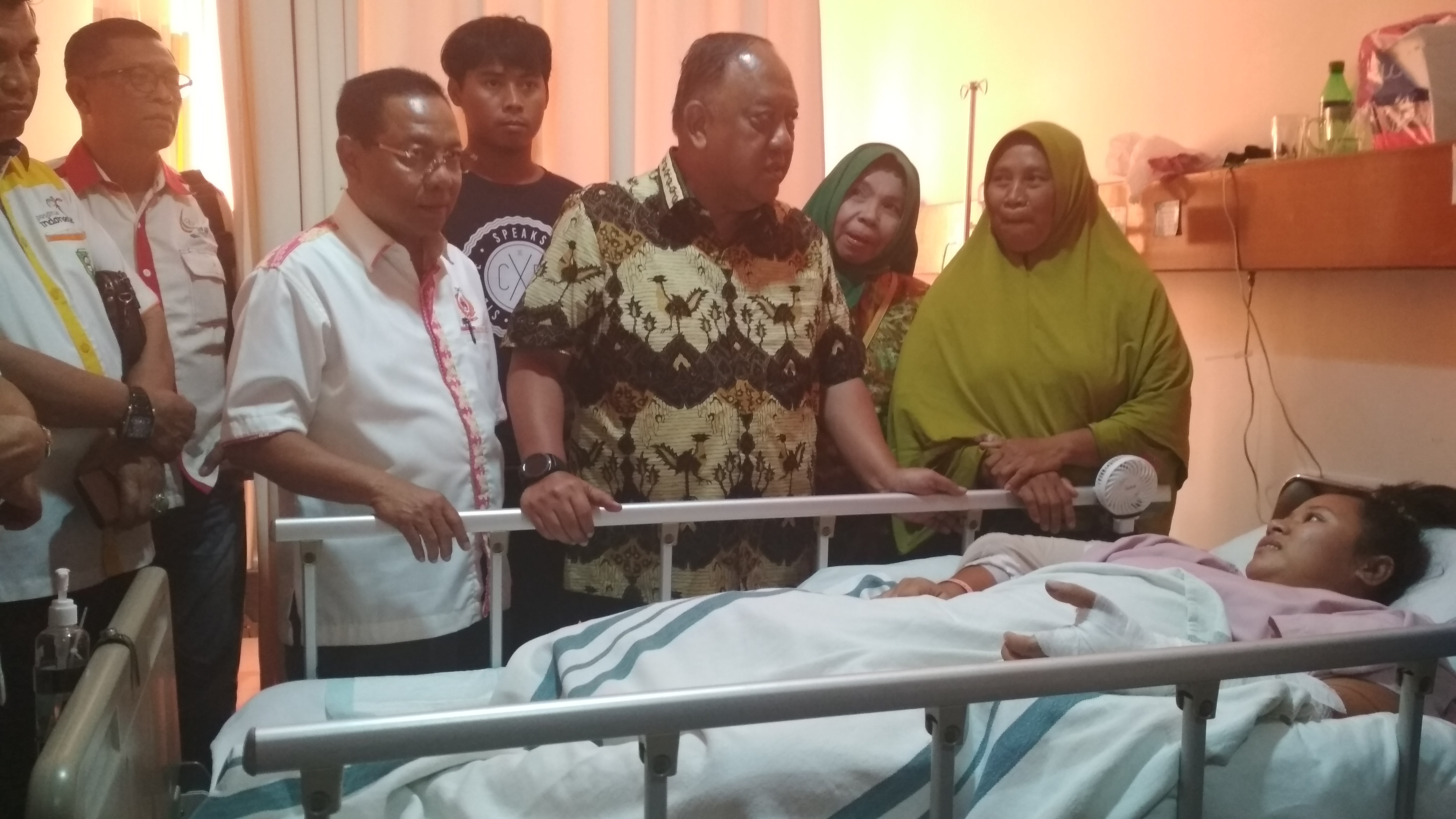 Ketum KONI Pusat Besuk Atlet Atletik Riau Reni Ariyanti, Berharap Tetap Jadi Atlet