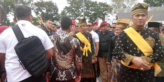 Berpakaian Adat Melayu, Jokowi Hadiri Festival Budaya di Pekanbaru