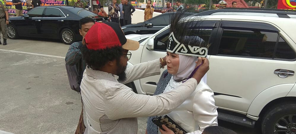 Ade Hartati Disematkan Mahkota Kasuari Oleh Mahasiswa Papua