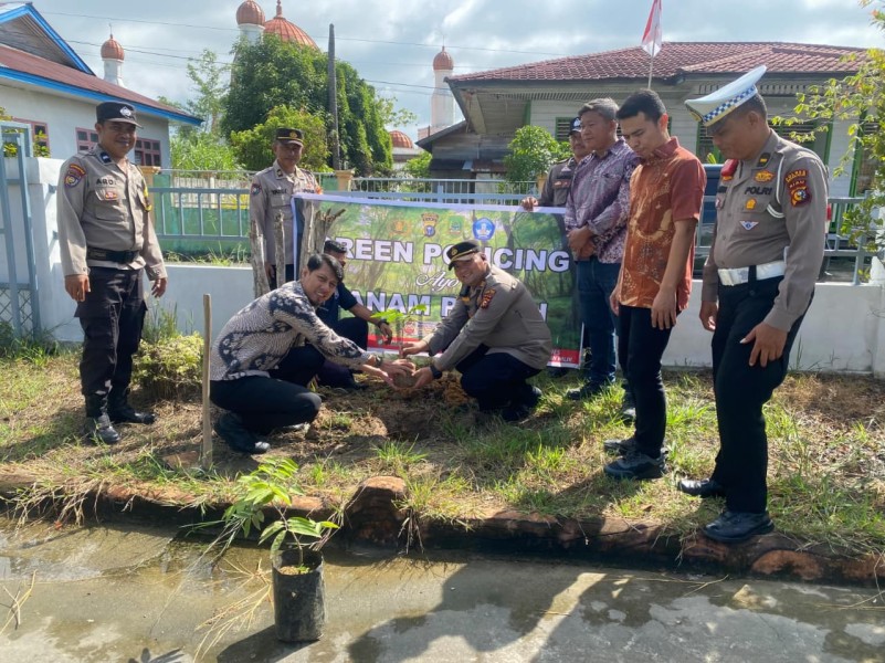 Jalankan Program Kapolda, Polsek Bangko Bersama Imigrasi Bagansiapiapi Gelar Tanam Pohon
