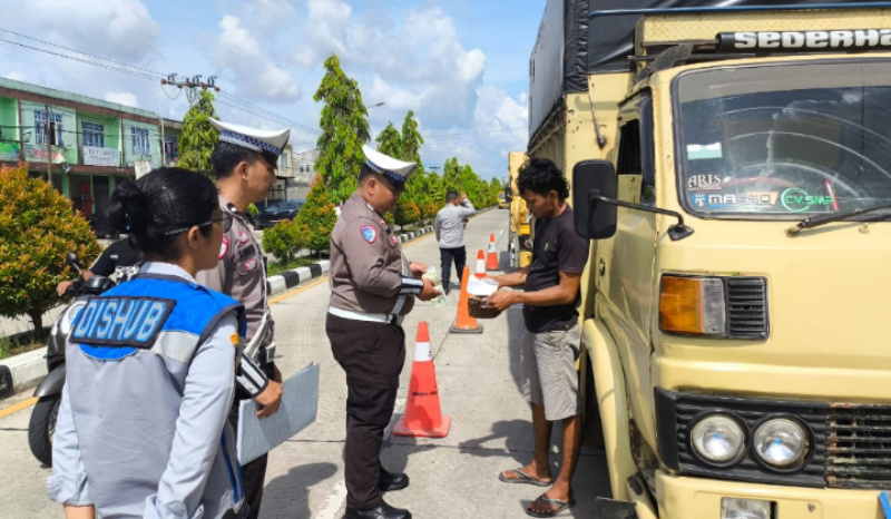 Bulan Berkeselamatan, Satlantas Polres Inhil Tertibkan Kendaraan Angkutan Barang  di Kota Tembilahan