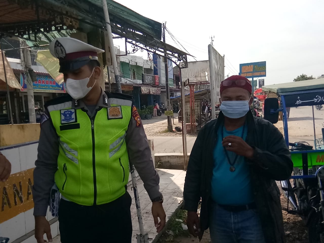 Polsek Pangkalan Kuras Sosialisasikan Protokol Kesehatan dan Bagikan Masker
