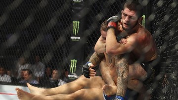 Khabib Kalahkan Poirier di UFC 242