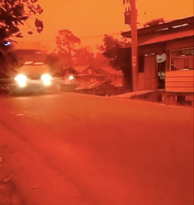 Ngeri! Langit Merah Gelap Gegara Kabut Asap di Muaro Jambi