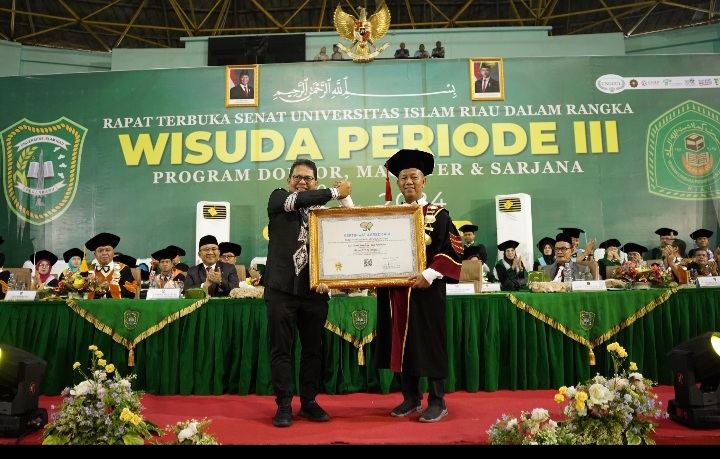 Rektor UIR Terima Sertifikat Akreditasi UNGGUL dari Direktur Dewan Eksekutif BAN PT