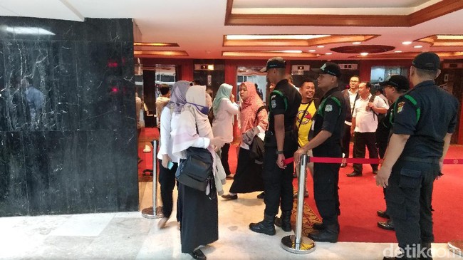 Gedung DPR Kebakaran, Pegawai Disuruh Pulang