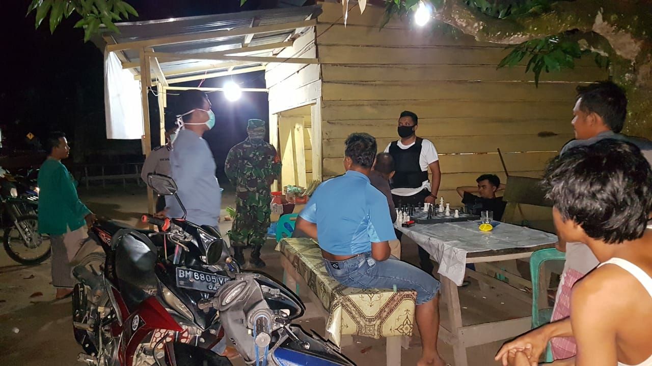 Asyik-asyik Ngopi, TNI Polri Bubarkan Kerumunan Pemuda di Desa Banjar Panjang