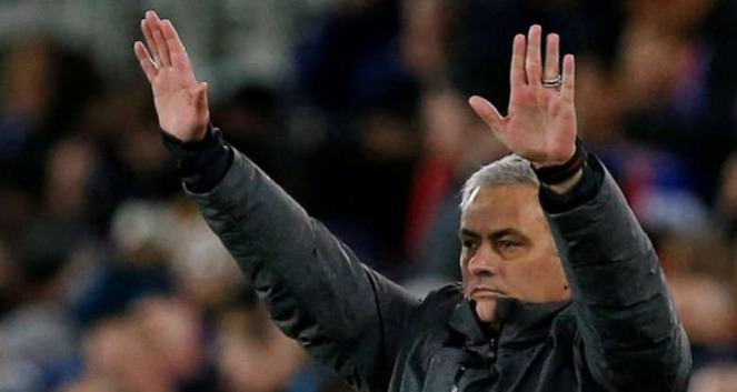 Reaksi Aneh Jose Mourinho Peluk Seorang Jurnalis