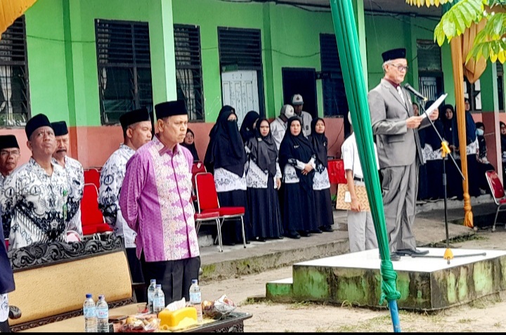 Jadi Pembina Upacara di HGN, Ketum YLPI Riau Minta Pemerintah Daerah Perhatikan Guru Swasta
