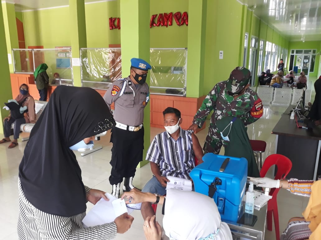 Personel Polsek Kuala Kampar Kawal Vaksinasi Dosis I dan II di Puskesmas