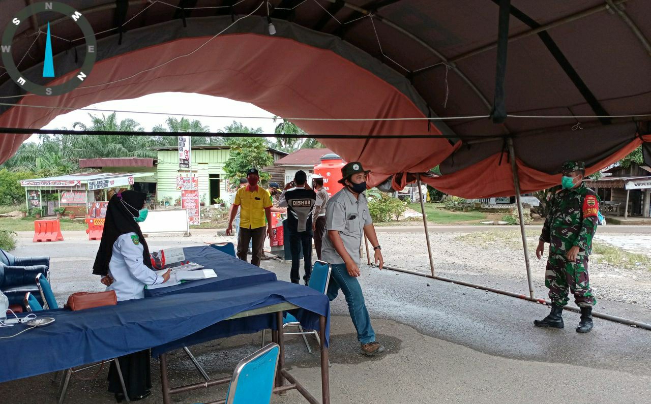 Cegah Covid-19, Babinsa Koramil 08 Tandun Tetap Jaga Pos Perbatasan Kabupaten Rohul