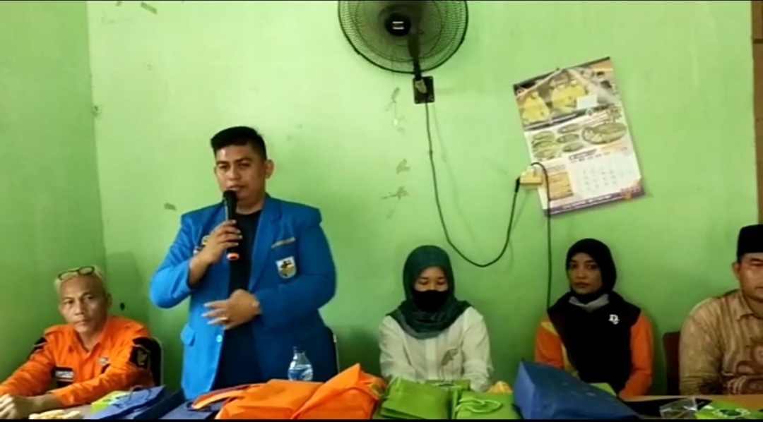 Muhammad Ridwan  Serahkan Bantuan Kepada 17 Siswa Yang Dibantunya Masuk SMAN 6 Pekanbaru