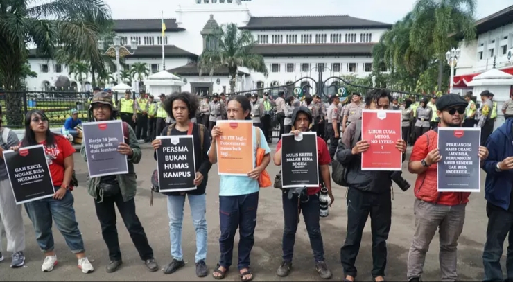 Propam Polrestabes Bandung Didesak Pecat Polisi Aniaya Jurnalis Saat Hari Buruh
