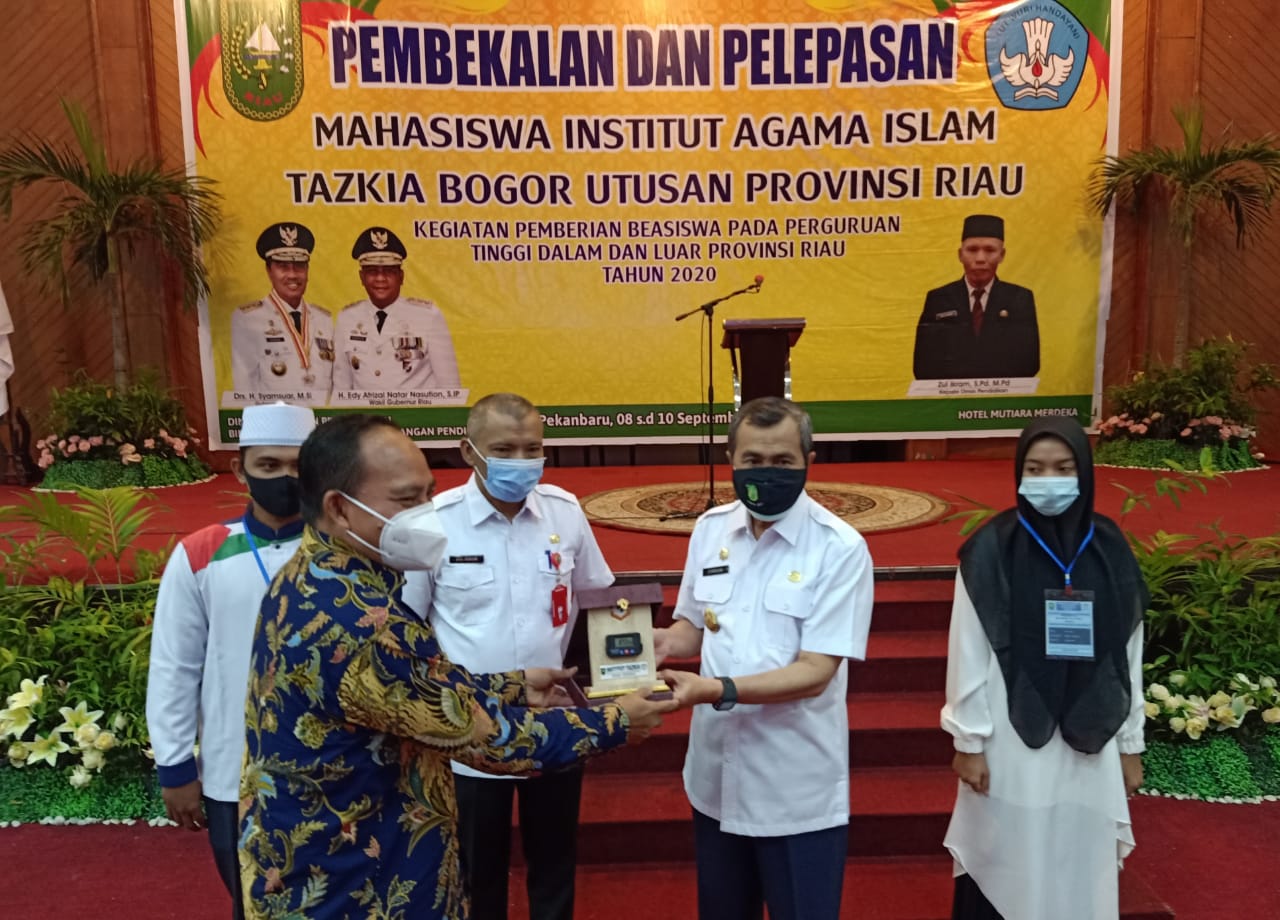 Ciptakan Lulusan Entrepreneur Syariah dan Hafiz Quran, Gubri Lepas 115 Mahasiswa Riau ke  Institut Agama Islam Tazkia Bogor.